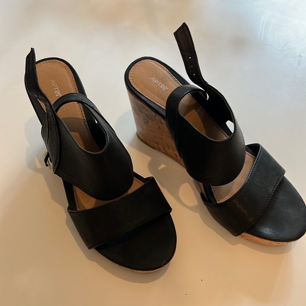 Black wedges